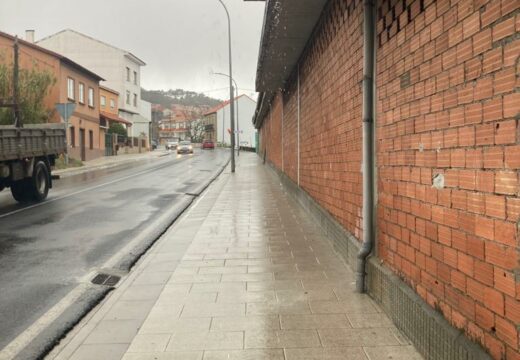 O BNG pide acabar coas pingueiras de auga que caen á beirarrúa na avenida de Ferrol